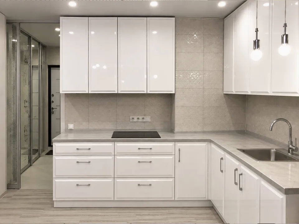 Угловая кухня в белом глянце — фото 3